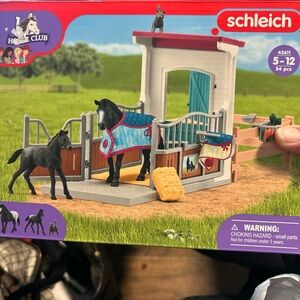 Schleich Horse Club Stable Set with Black Horse and Blue Blanket #42611